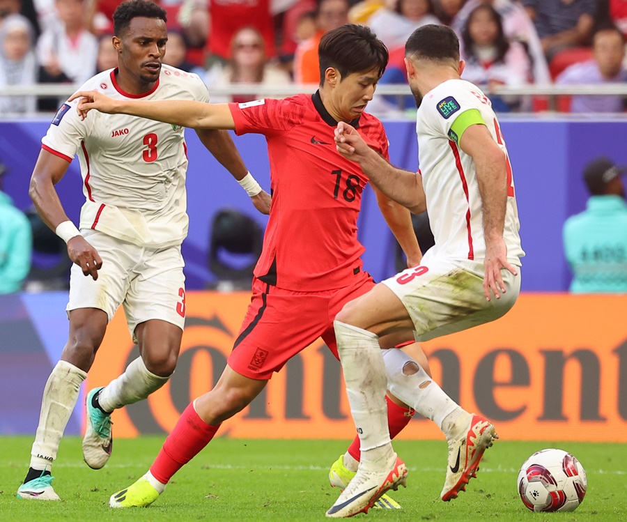 ▲ 축구 통계 전문매체 '옵타'는 26일(한국시간) 2023 아시아축구연맹(AFC) 카타르 아시안컵 16강 대진이 완성되고 생존 국가들을 대상으로 우승 확률을 재조정했다. 대회 전만 해도 강력한 우승후보라고 불렸던 대한민국은 이제 8강 진출도 확신하기 어려운 평가를 받기 시작했다.  ⓒ연합뉴스