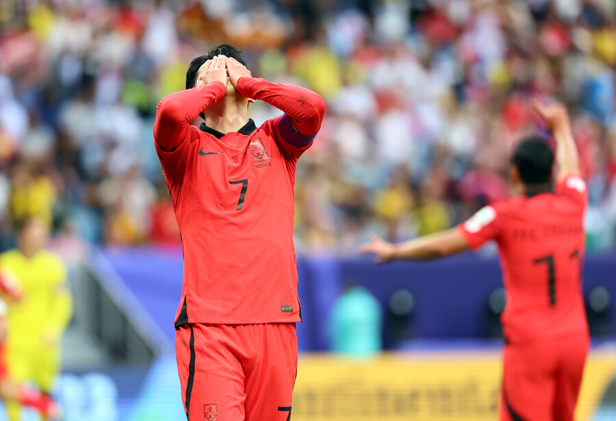 ▲ 축구 통계 전문매체 '옵타'는 26일(한국시간) 2023 아시아축구연맹(AFC) 카타르 아시안컵 16강 대진이 완성되고 생존 국가들을 대상으로 우승 확률을 재조정했다. 대회 전만 해도 강력한 우승후보라고 불렸던 대한민국은 이제 8강 진출도 확신하기 어려운 평가를 받기 시작했다.  ⓒ연합뉴스
