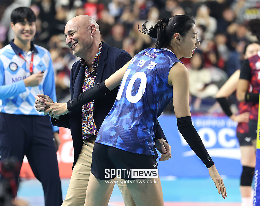 ▲ 아본단자 감독 김연경 ⓒ곽혜미 기자