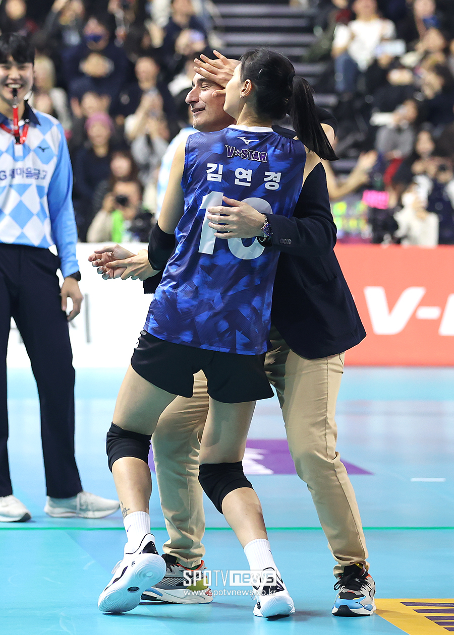 김연경 돌발행동 아무도 예상 못했다…"감독님 머리에 땀이 엄청 났더라"