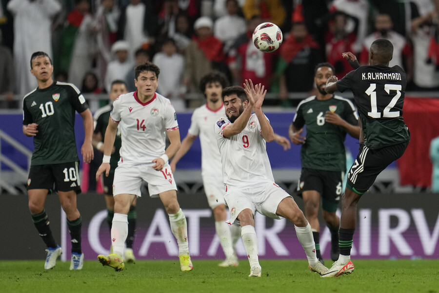 ▲ 아랍에미리트(UAE)는 29일 오전 1시(한국시간) 카타르 알 라이얀 아흐마드 빈 알리 스타디움에서 열린 2023 아시아축구연맹(AFC) 아시안컵 16강전에서 타지키스탄과 만나 치열하게 다퉜다 ⓒ연합뉴스