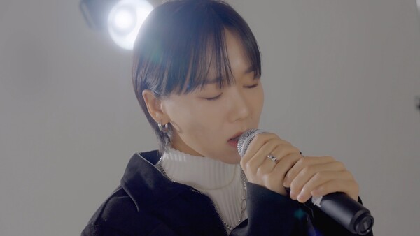 ▲ 브리즈의 원곡 '뭐라할까'를 재해석한 김보경. 제공|MF(미스터리프렌즈)