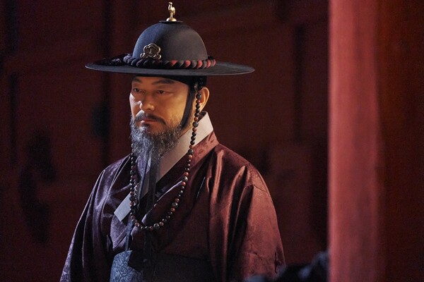 ▲ '세작, 매혹된 자들'에서 병조판서이자 중전 김씨의 오라비 김종배 역을 맡았던 조성하. 그는 조정석에 맞서다 죽임을 당하고 4회에서 하차했다. 제공|tvN