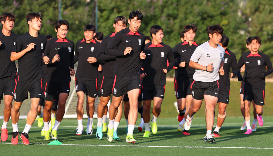 ▲ 축구대표팀이 사우디아라비아전을 앞두고 몸을 풀고 있다. ⓒ연합뉴스