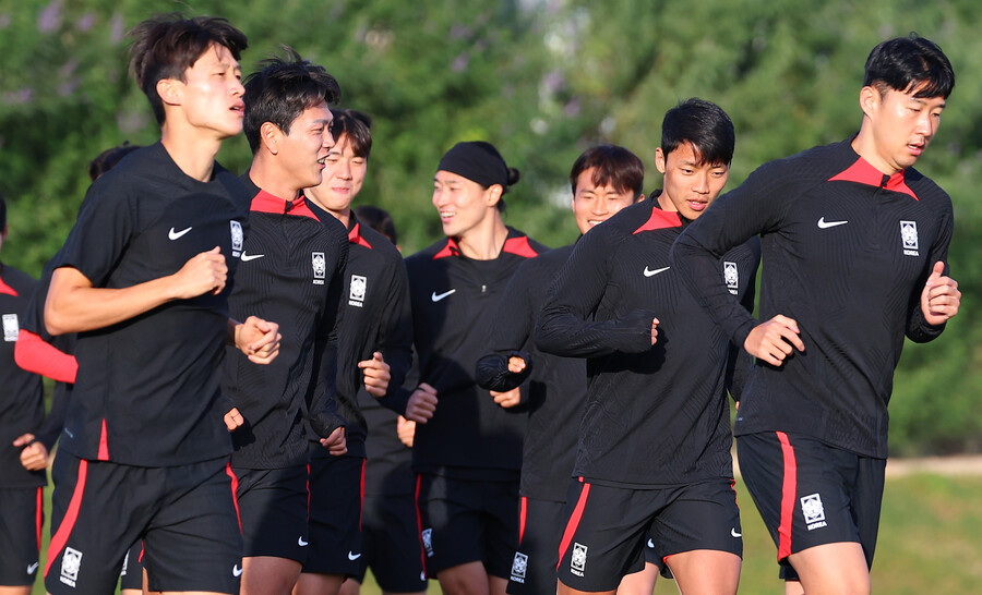 ▲ 축구대표팀이 사우디아라비아전을 앞두고 몸을 풀고 있다. ⓒ연합뉴스
