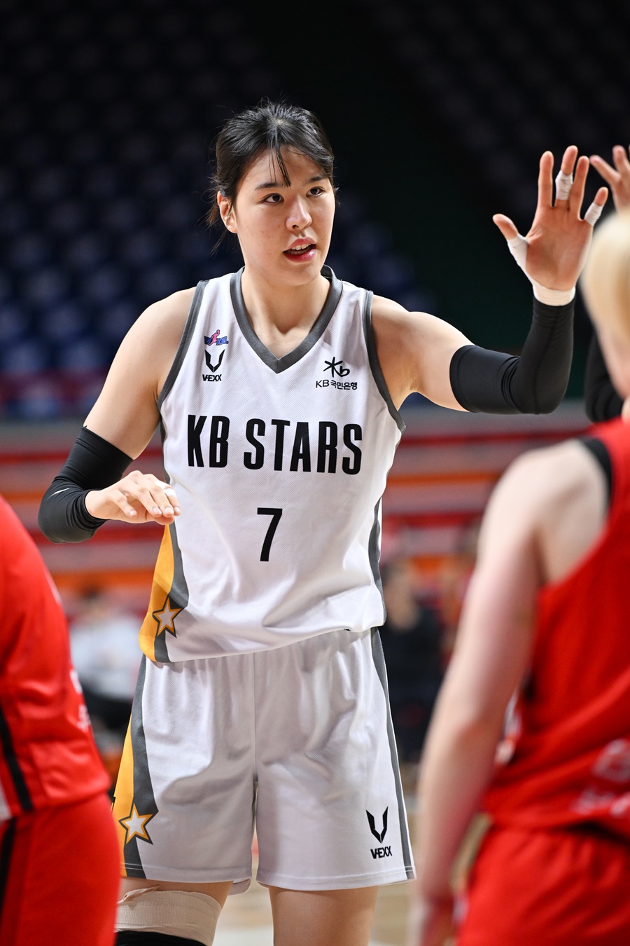 '여자프로농구 역대 최초' 박지수, 4회 연속 라운드 MVP…득점·리바운드·블록슛 모두 1위
