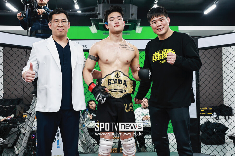 ▲ KMMA지정병원 뽀빠이연합의원 김성배 대표원장(왼쪽), 김대환 UFC해설위원(오른쪽)이 라이트헤비급 초대 챔피언 최순태, 페더급 초대 챔피언 조수하, 라이트급 초대 챔피언 황준호(위에서부터)와 기념사진을 찍었다.