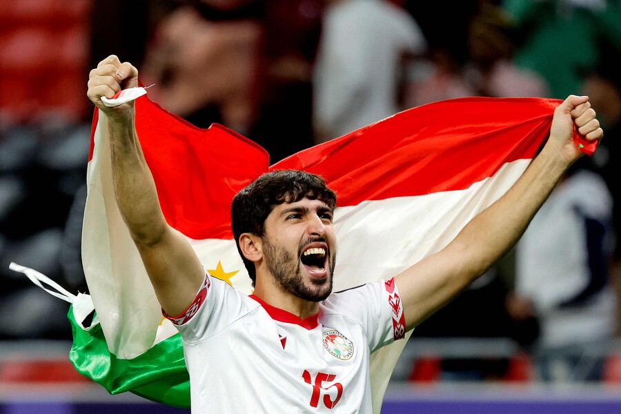 ▲ 타지키스탄의 돌풍은 예사롭지 않다. 파울루 벤투 UAE 감독은 물병을 걷어 차버리며 분노했다. ⓒ연합뉴스/AFP/AP/REUTERS