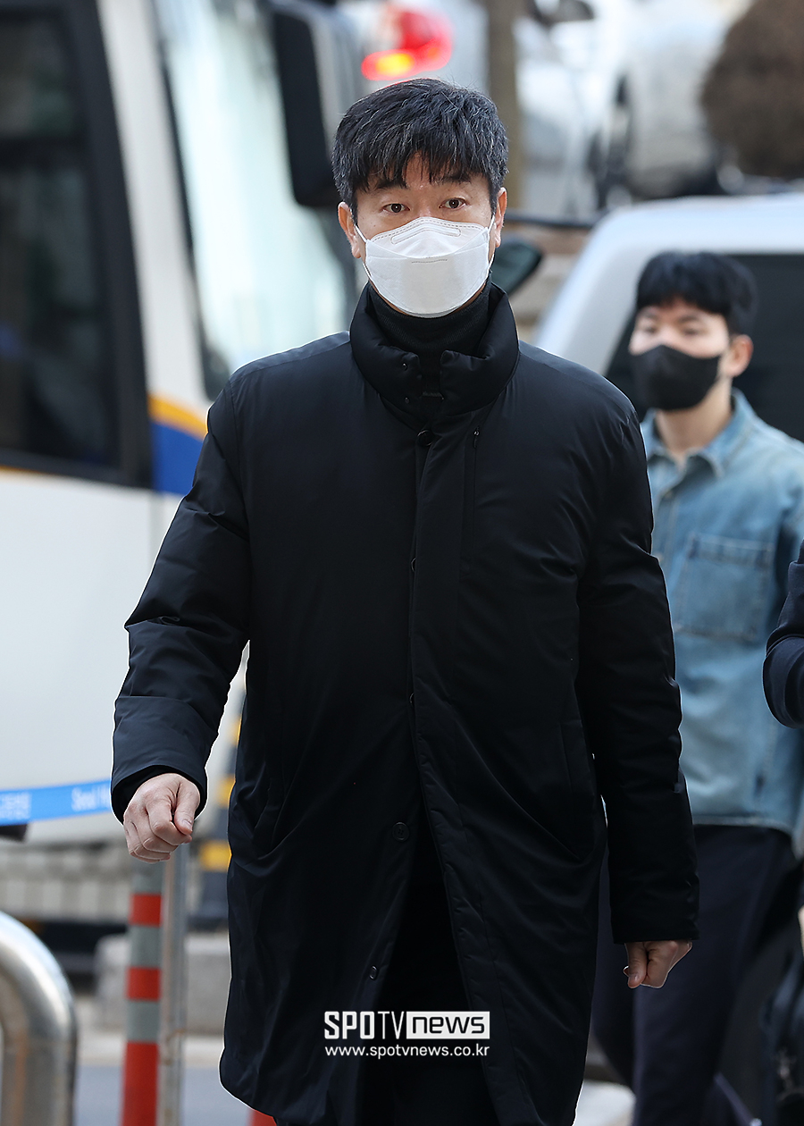 [포토S] 김종국 전 감독, 구속영장실질심사 위해 출석