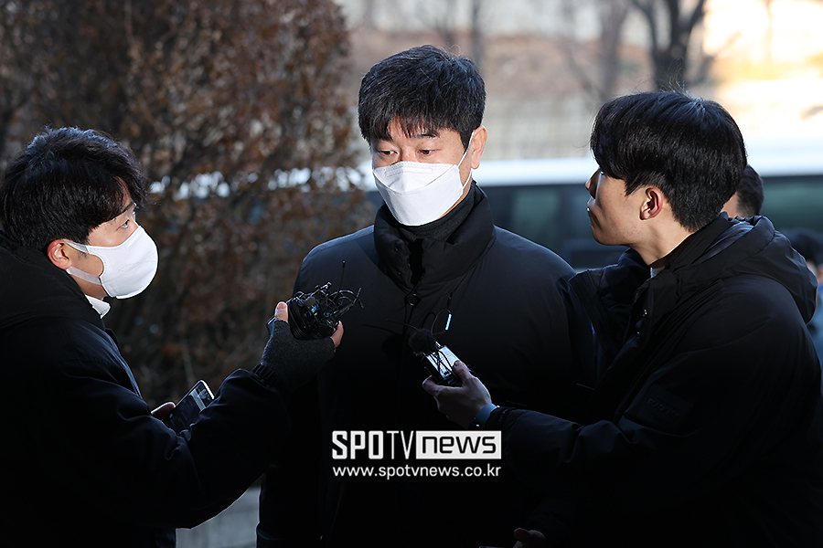 [포토S] 김종국 전 감독, 배임수재 혐의 출석