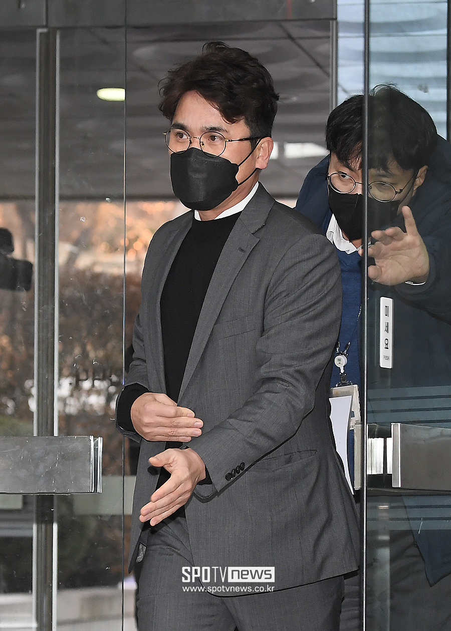 [포토S] 법정 들어서는 장정석 전 단장