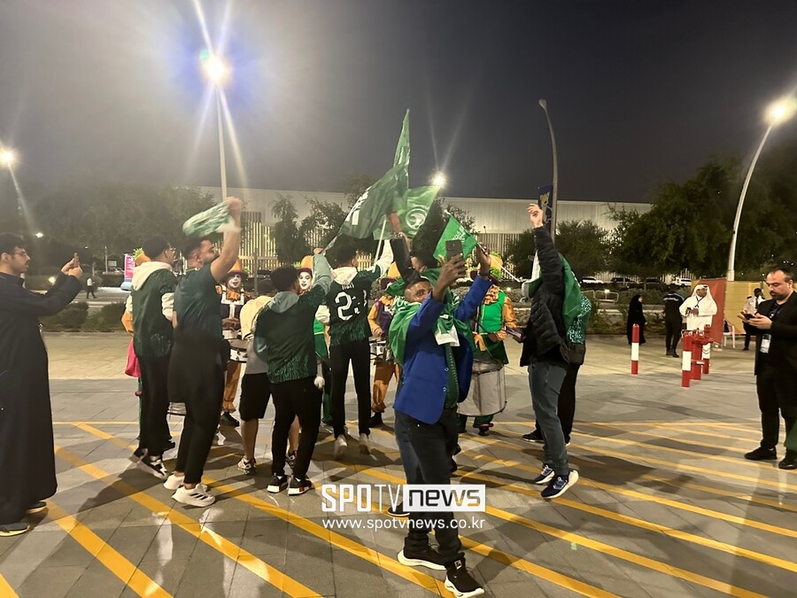 ▲ 선발 라인업으로 경기에 대한 기대감이 증폭되는 시점에 사우디아라비아 팬들은 축제였다. 경기 시작 몇 시간 전부터 사우디아라비아 녹색 국기를 들고 경기장을 돌아다녔다. 킥오프 한 시간 전에는 구역별로 응원 도구를 활용해 분위기를 띄웠다 ⓒ스포티비뉴스DB