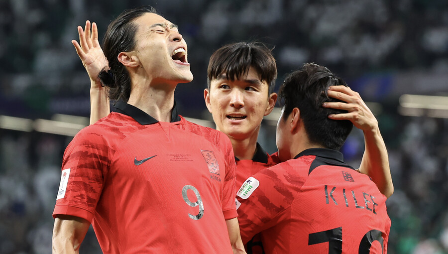 ▲ 조규성의 골을 축하해주는 황인범, 승부차기 4-2 승리로 8강에 오른 축구대표팀. ⓒ연합뉴스