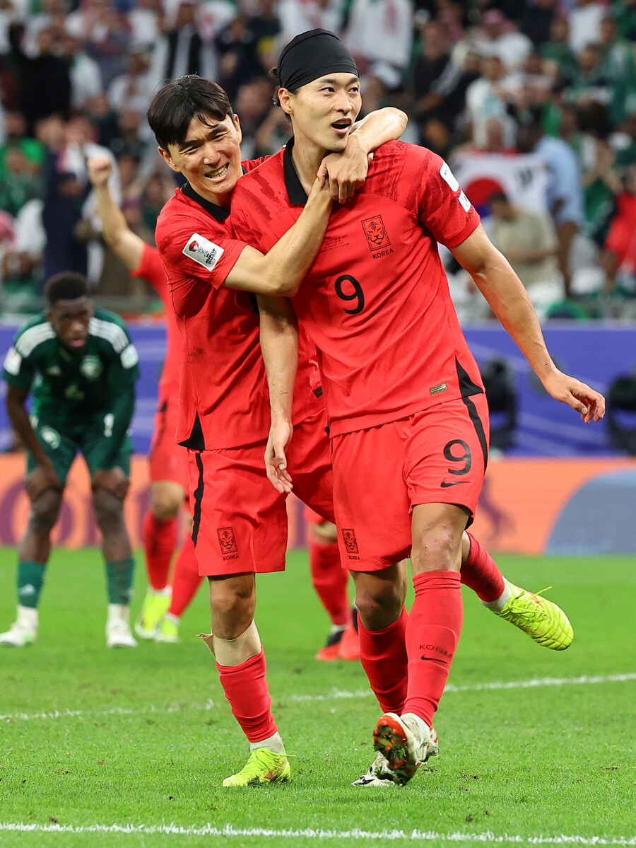 ▲ 조규성의 골을 축하해주는 황인범, 승부차기 4-2 승리로 8강에 오른 축구대표팀. ⓒ연합뉴스