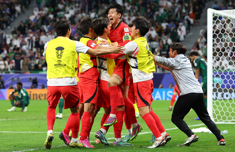 ▲ 조규성의 골을 축하해주는 황인범, 승부차기 4-2 승리로 8강에 오른 축구대표팀. ⓒ연합뉴스