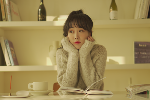 ▲ 김의영 신곡 '혼자 걷지 마세요' 티저 사진. 누군가를 기다리는 듯 아련한 분위기가 엿보인다. 제공|장군엔터테인먼트