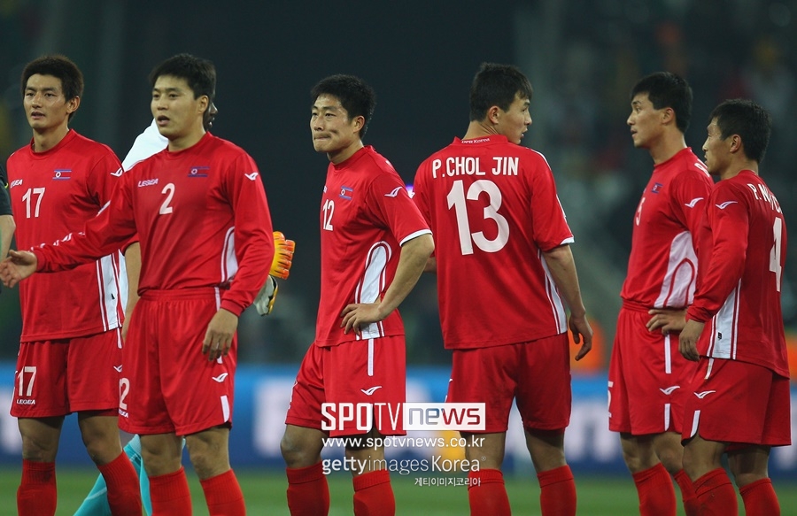 ▲ 2010 남아공 월드컵 당시 본선 무대를 뛰었던 북한 선수들과 정대세(위).