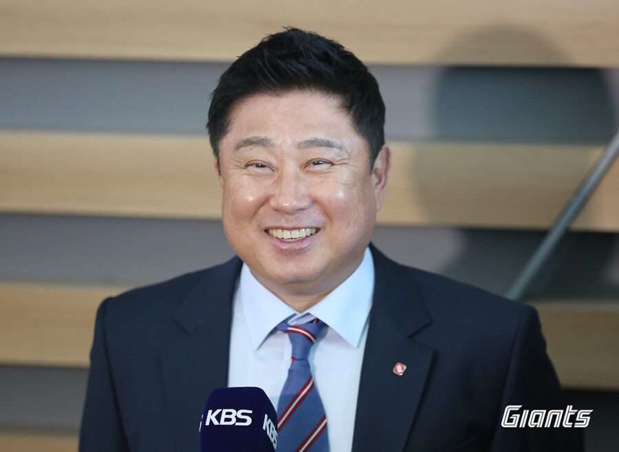 ▲ 김태형 롯데 감독이 지난달 31일 인천국제공항에서 취재진과 인터뷰를 하고 있다. ⓒ롯데 자이언츠