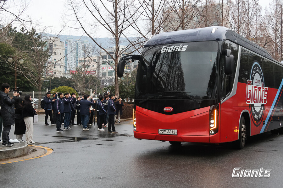 ▲ 스프링캠프 출국길에 오른 롯데 선수단 ⓒ롯데 자이언츠