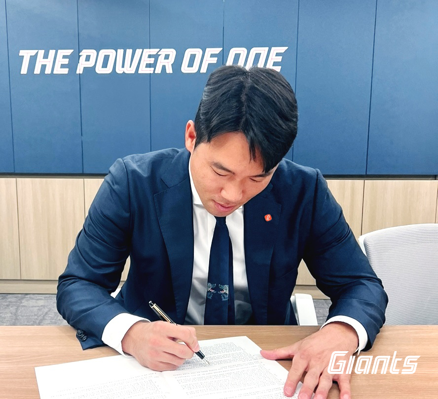 ▲ 전준우가 2024년 KBO 리그 1호 FA 계약서 중 신구장에 1억원을 기탁하는 인센티브에 서명하고 있다. ⓒ롯데 자이언츠