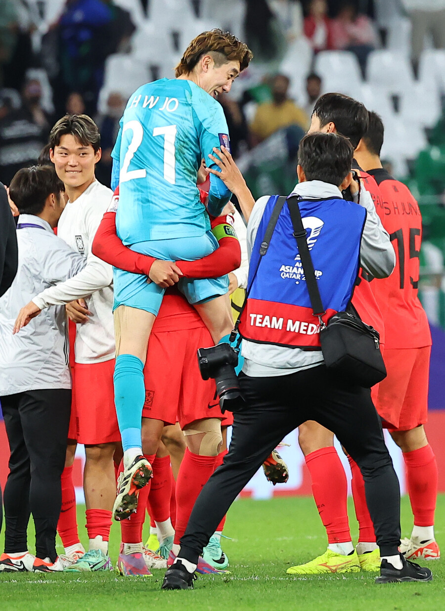 ▲ 한국은 31일 오전 1시(한국시간) 카타르 알 라이안 에듀케이션시티 스타디움에서 열린 2023 아시아축구연맹(AFC) 아시안컵 16강전에서 사우디아라비아를 만났다. 후반전 실점에 밀렸지만 조규성의 천금 헤더골을 발판 삼아 승부차기 끝에 8강행 티켓을 손에 쥐었다. 손흥민이 승부차기 일등공신 조현우를 부둥켜 안고 있다 ⓒ연합뉴스