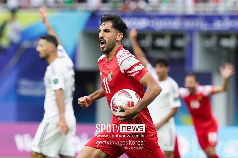 요르단은 후세인이 퇴장당한 이후 2골을 넣어 이라크를 2-1로 누르고 8강에 올랐다.
