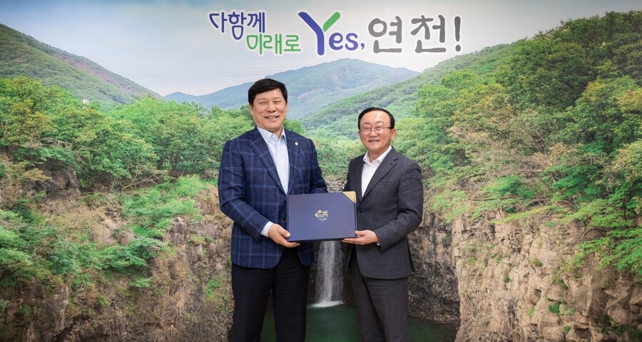 독립야구 지원에 감사…허구연 총재, 김덕현 연천군수 방문