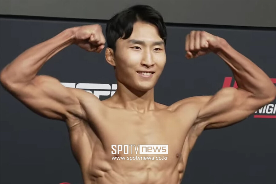 '코리안 타이거' 계체 통과 후 씨익 미소…이정영 UFC 데뷔전 출격 준비 완료