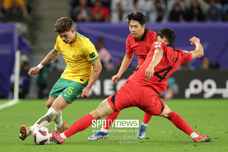 ▲ 위르겐 클린스만 감독이 이끄는 대한민국 축구대표팀은 3일 오전 0시 30분 (이하 한국시간) 카타르 알 와크라 알 자누브 스타디움에서 열린 2023 아시아축구연맹(AFC) 아시안컵 8강전에서 호주를 2-1로 제압했다. 옥에 티는 김민재의 경고였다.