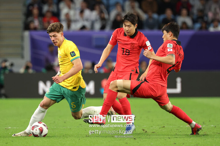 ▲ 위르겐 클린스만 감독이 이끄는 대한민국 축구대표팀은 3일 오전 0시 30분 (이하 한국시간) 카타르 알 와크라 알 자누브 스타디움에서 열린 2023 아시아축구연맹(AFC) 아시안컵 8강전에서 호주를 2-1로 제압했다. 옥에 티는 김민재의 경고였다.