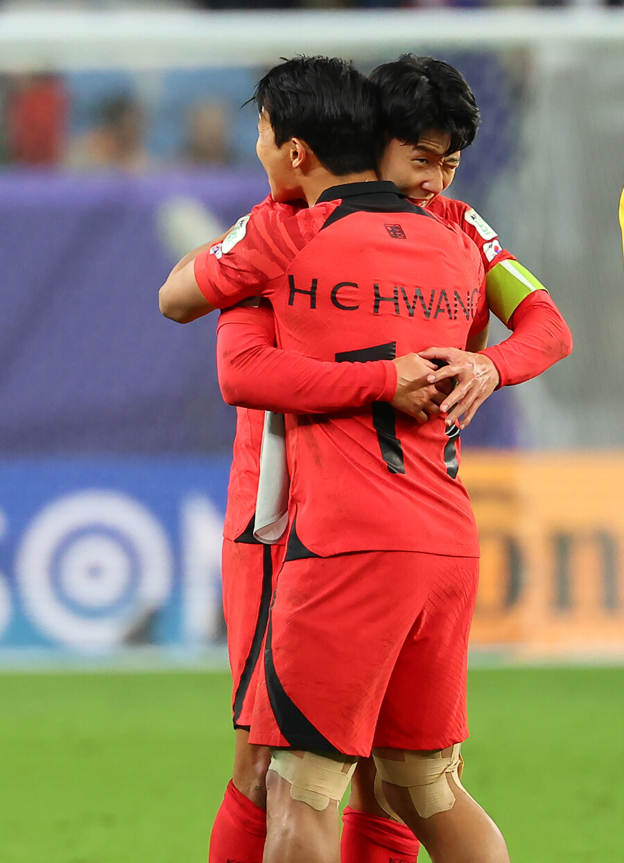▲ 한국은 3일 오전 0시 30분(한국시간) 카타르 알 와크라 알 자이눕 스타디움에서 호주와 2023 아시아축구연맹(AFC) 아시안컵 8강전에서 연장 혈투 끝에 2-1로 꺾고 4강 진출 티켓을 손에 쥐었다. 손흥민은 극적인 승리 이후 엎드려 펑펑 울었다 ⓒ연합뉴스