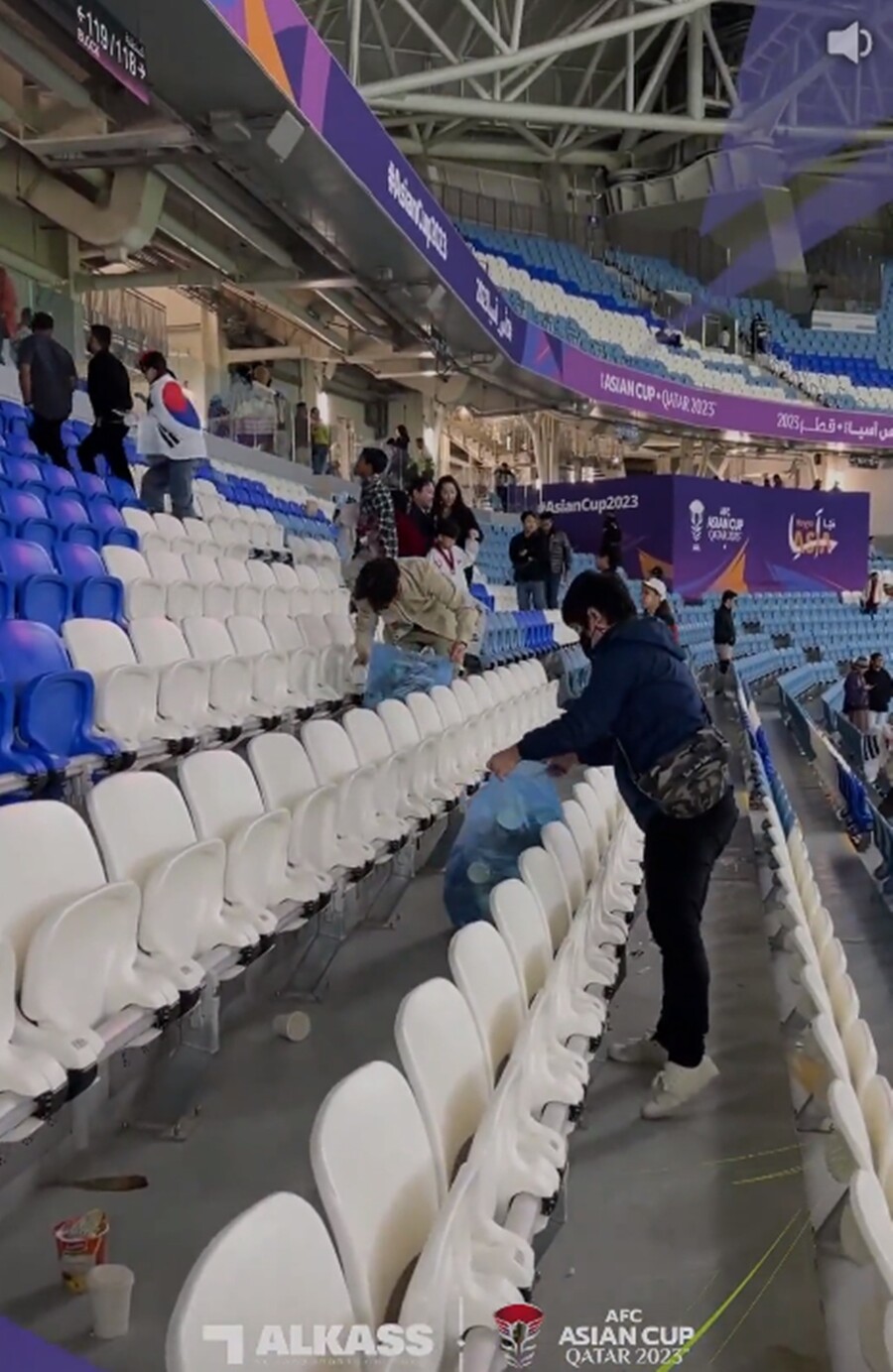 ▲ 2023 AFC 아시안컵 준결승 승리 후 관중석을 청소한 한국 축구팬들 ⓒ 알카스TV