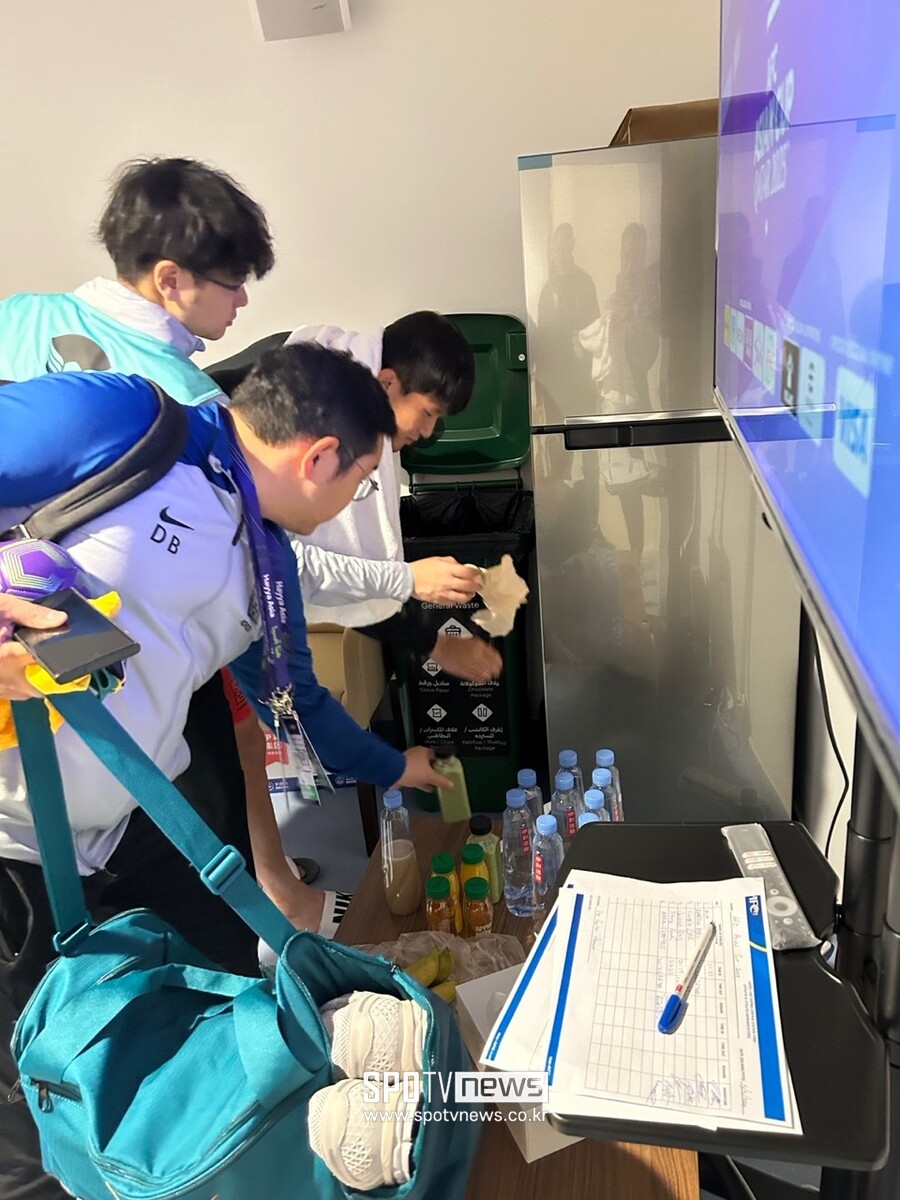 ▲ 관계자에 따르면 김민재는 “청소 직원분들이 한국 사람들은 뒷정리를 하고 가지 않는다고 말할 수도 있다. 외국까지 와서 그런 소리를 들을 필요는 없을 것 같다”라고 설명하며 뒷정리를 꼼꼼히 한 것으로 알려졌다. 이에 대표팀 관계자들까지 합세해 김민재를 도와 도핑 테스트가 진행된 방을 깔끔히 청소했다.ⓒ대한축구협회