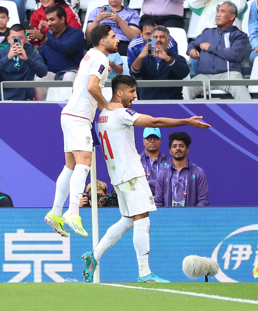 ▲ 모리야스 하지메 감독이 이끄는 일본 축구대표팀은 3일 오후 8시 30분(한국시간) 카타르 도하 에듀케이션 스타디움에서 열린 아시아축구연맹(AFC) 2023 아시안컵 8강에서 이란과 만났다. 이란이 득점을 하며 기뻐하고 있다 ⓒ연합뉴스