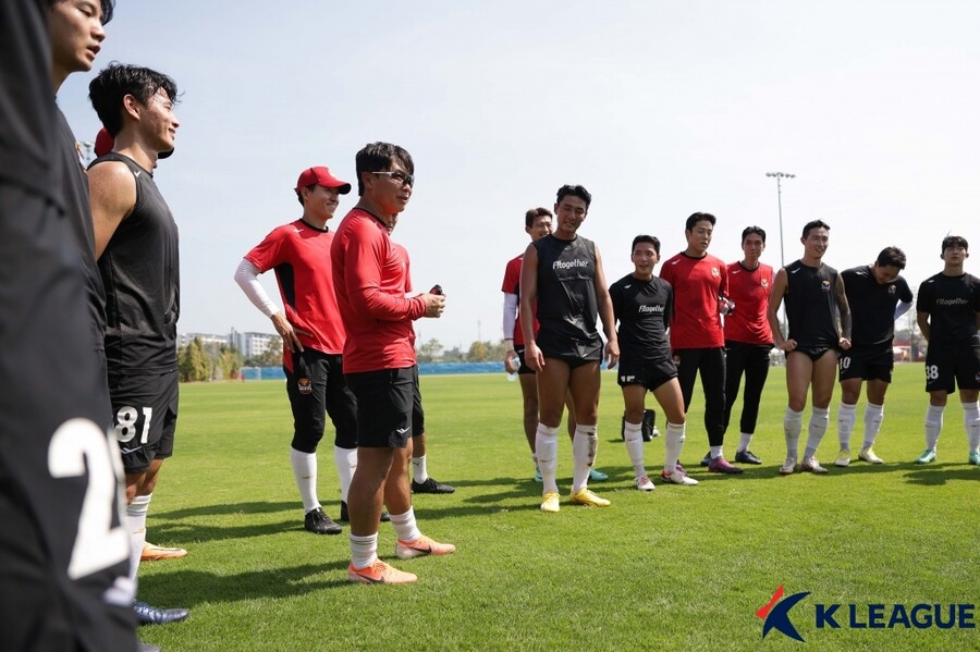▲ 2024시즌을 대비해 태국 전지훈련에 열중하던 김기동호 FC서울  ⓒ한국프로축구연맹