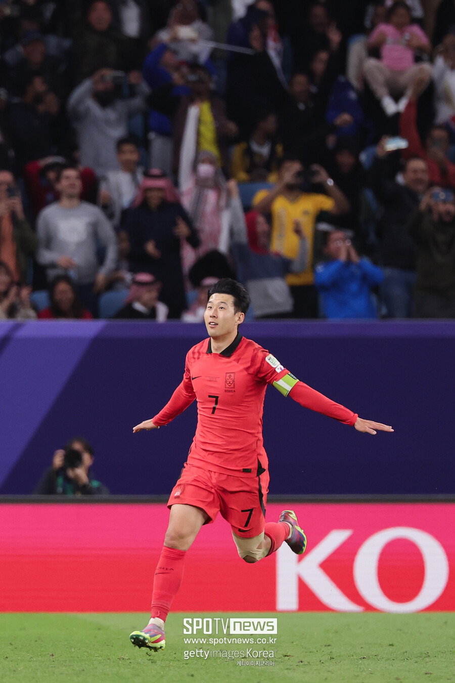 ▲ 일본의 팬들은 손흥민을 인정할 수밖에 없었다. 일본 언론 'THE ANSWER'에 따르면 일본 축구팬들은 사회관계망서비스 X(구 트위터)를 통해 "선수 한 명만 레벨이 다르다. 그게 손흥민", "손흥민은 정말 잘한다", "유일하게 차원이 다르다" 등 극찬 세례를 보여줬다.