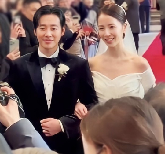 ▲ 김동욱(왼쪽), 스텔라 김. 출처| 온라인 커뮤니티