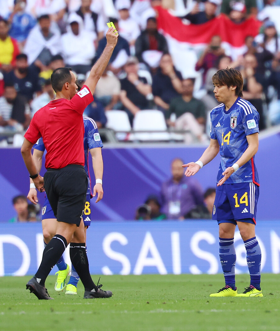 ▲ 일본 축구대표팀은 2023 카타르 아시안컵 조별리그 2차전에서 이라크에 1-2로 패했고(사진 첫 번째), 이토 준야의 성 추문이 터져 나와 경기 외적으로 시끄러웠다(사진 두 번째). 최고 드리블러로 평가 받았던 미토마 가오루(사진 세 번째 오른쪽)은 부상으로 인도네시아와 3차전에서야 교체로 등장했다. 결국 이란과 8강에서 패하며 짐을 쌌고 미토마는 고개를 숙였다(사진 네, 다섯 번째). ⓒ연합뉴스