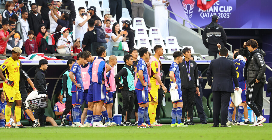 ▲ 일본 축구대표팀은 2023 카타르 아시안컵 조별리그 2차전에서 이라크에 1-2로 패했고(사진 첫 번째), 이토 준야의 성 추문이 터져 나와 경기 외적으로 시끄러웠다(사진 두 번째). 최고 드리블러로 평가 받았던 미토마 가오루(사진 세 번째 오른쪽)은 부상으로 인도네시아와 3차전에서야 교체로 등장했다. 결국 이란과 8강에서 패하며 짐을 쌌고 미토마는 고개를 숙였다(사진 네, 다섯 번째). ⓒ연합뉴스