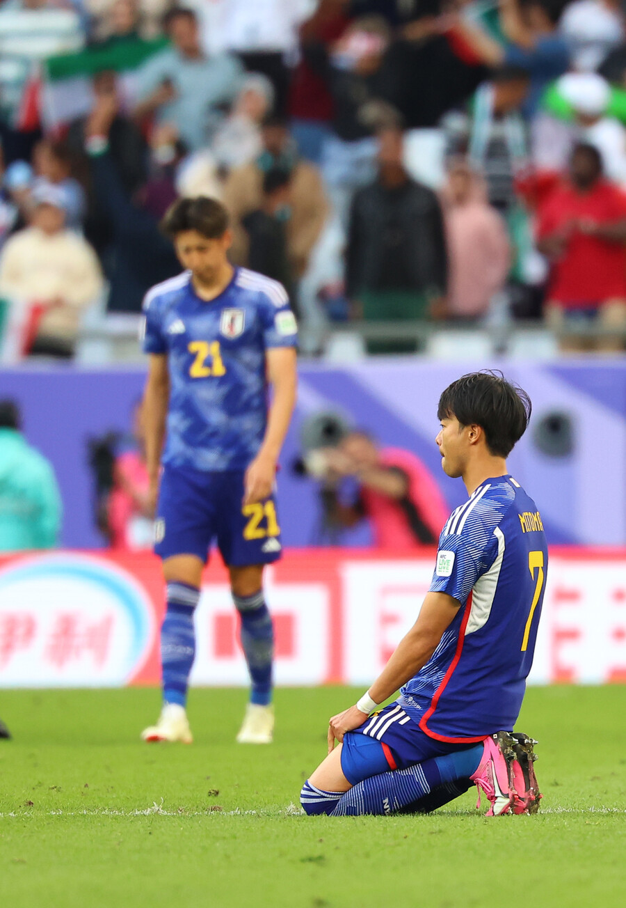 ▲ 일본 축구대표팀은 2023 카타르 아시안컵 조별리그 2차전에서 이라크에 1-2로 패했고(사진 첫 번째), 이토 준야의 성 추문이 터져 나와 경기 외적으로 시끄러웠다(사진 두 번째). 최고 드리블러로 평가 받았던 미토마 가오루(사진 세 번째 오른쪽)은 부상으로 인도네시아와 3차전에서야 교체로 등장했다. 결국 이란과 8강에서 패하며 짐을 쌌고 미토마는 고개를 숙였다(사진 네, 다섯 번째). ⓒ연합뉴스