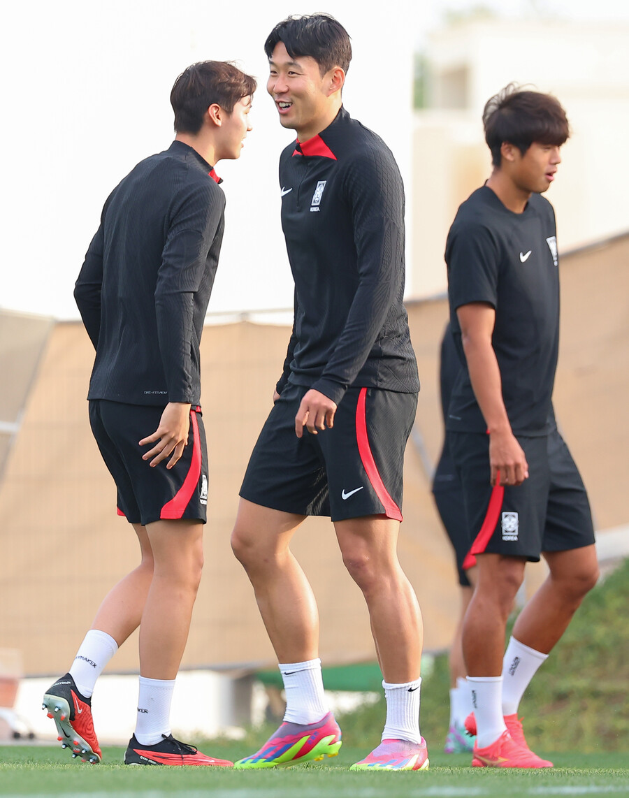 ▲ 한국은 7일 오전 0시(한국시간) 카타르 알 라이안 아흐메드 빈 알리 스타디움에서 2023 아시아축구연맹(AFC) 아시안컵 4강전을 치른다. 결승전 티켓을 놓고 겨룰 상대는 조별리그에서 만났던 복병 요르단이다. 훈련장 분위기는 어느 때보다 밝았다 ⓒ연합뉴스