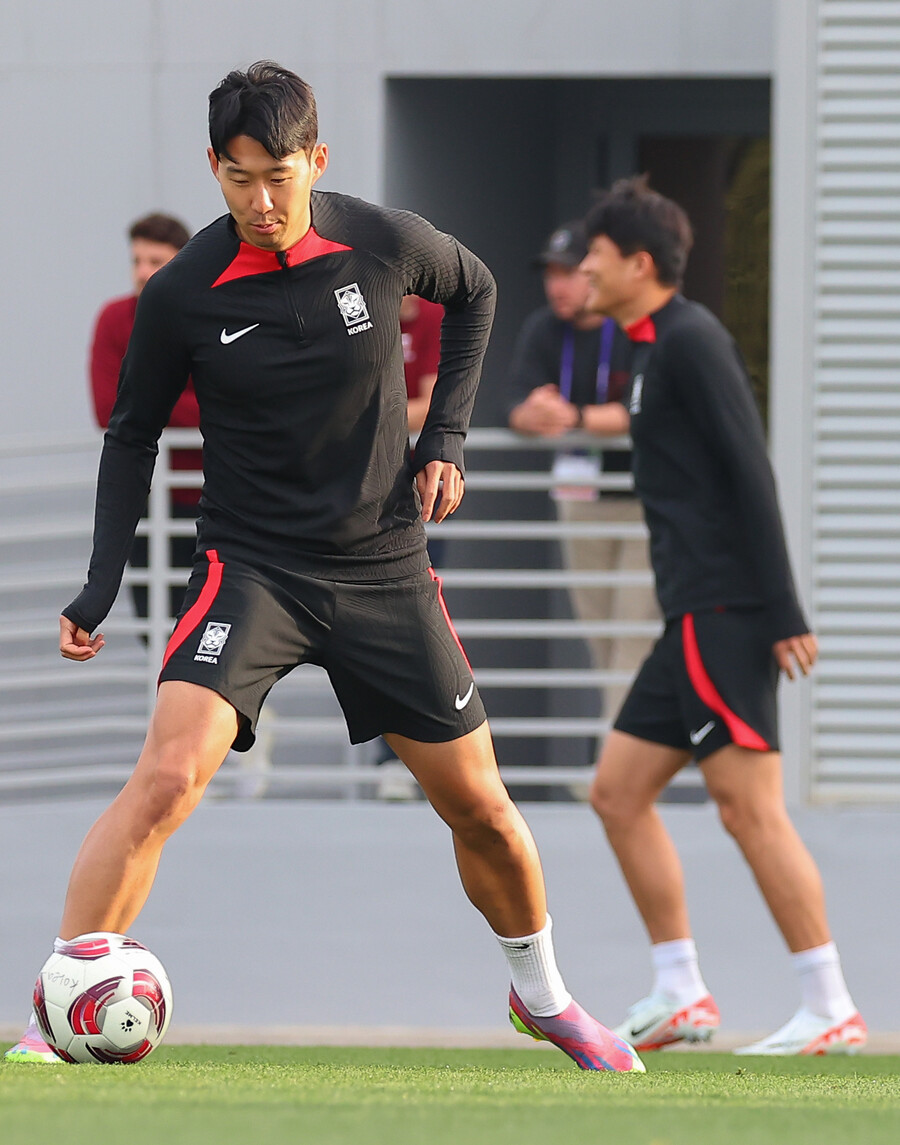 ▲ 한국은 7일 오전 0시(한국시간) 카타르 알 라이안 아흐메드 빈 알리 스타디움에서 2023 아시아축구연맹(AFC) 아시안컵 4강전을 치른다. 결승전 티켓을 놓고 겨룰 상대는 조별리그에서 만났던 복병 요르단이다. 훈련장 분위기는 어느 때보다 밝았다 ⓒ연합뉴스