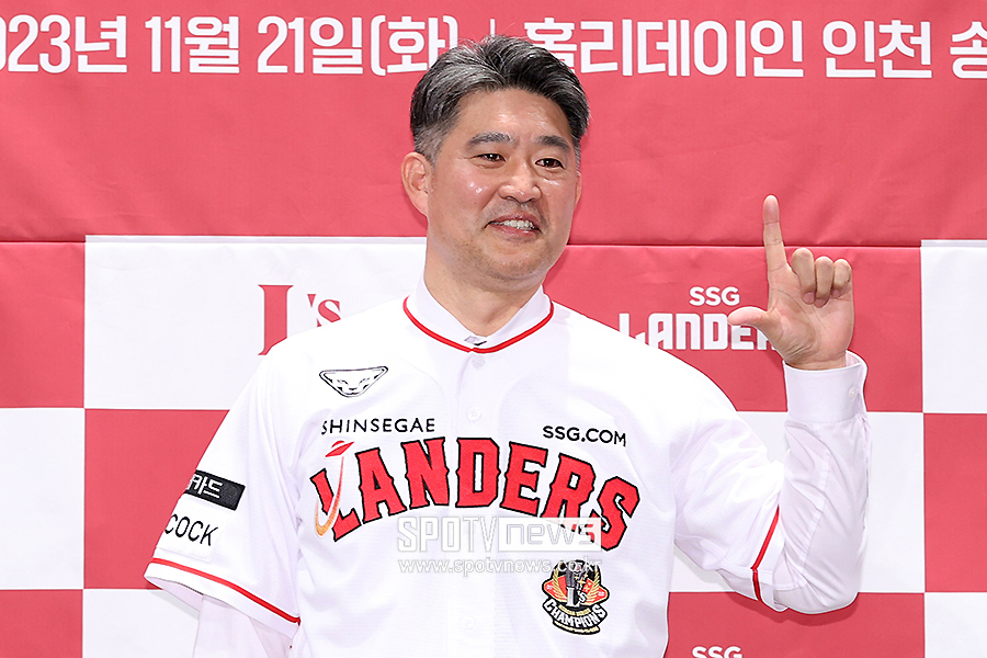 ▲ 이숭용 감독은 문승원의 활용 방안을 고민했고 면담을 통해 보직을 확정했다 ⓒ곽혜미 기자