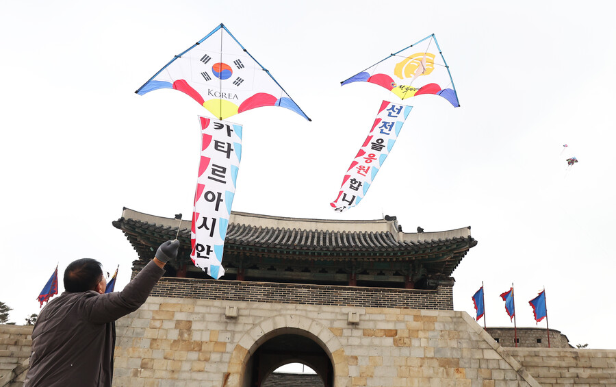 ▲ 2023 카타르 아시안컵 요르단과 4강전을 앞두고 한국 연연맹 회원들이 경기도 수원시 화성(華城) 창룡문에서 대표팀의 승리를 기원하며 연을 날렸다(사진 위). 설영우, 김진수, 김태환 등 측면 수비 자원들의 공격 가담이 중요한 경기다.  ⓒ연합뉴스