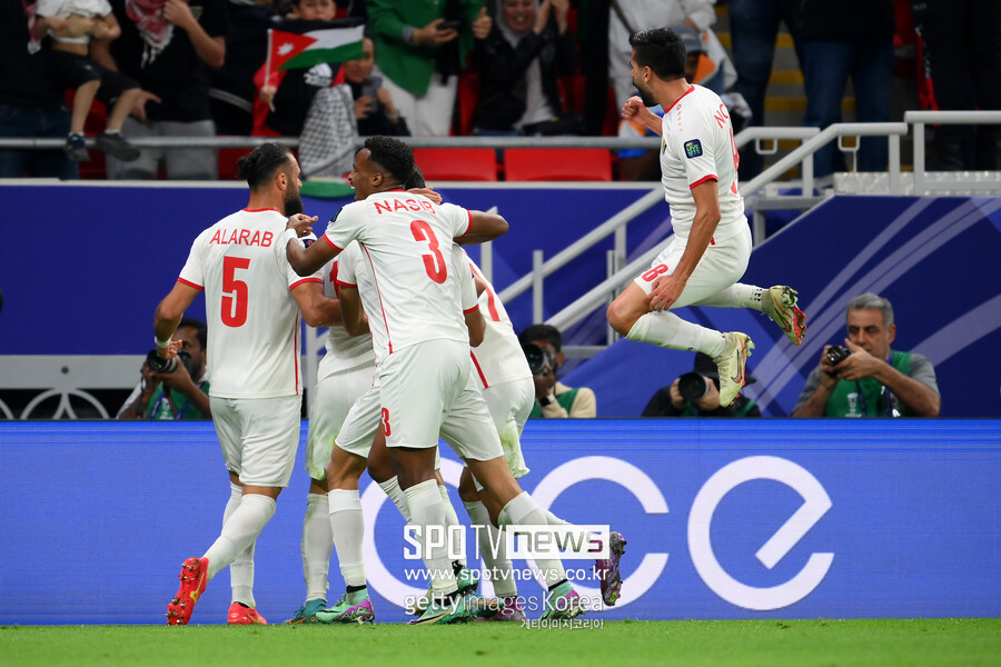 ▲ 위르겐 클린스만 감독이 이끄는 한국 축구대표팀은 7일 오전 0시(한국시간) 카타르 알 라이얀의 아흐메드 빈 알리 스타디움에서 열린 아시아축구연맹(AFC) 2023 아시안컵 4강에서 요르단에 0-2로 무릎을 꿇었다. 후반 8분 요르단 야잔 알 나이마트에게 내준 선제골을 극복하지 못했다.
