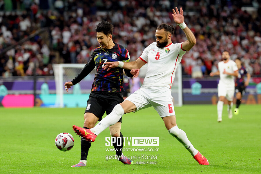 ▲ 위르겐 클린스만 감독이 이끄는 한국 축구대표팀은 7일 오전 0시(한국시간) 카타르 알 라이얀의 아흐메드 빈 알리 스타디움에서 열린 아시아축구연맹(AFC) 2023 아시안컵 4강에서 요르단에 0-2로 무릎을 꿇었다. 후반 8분 요르단 야잔 알 나이마트에게 내준 선제골을 극복하지 못했다.