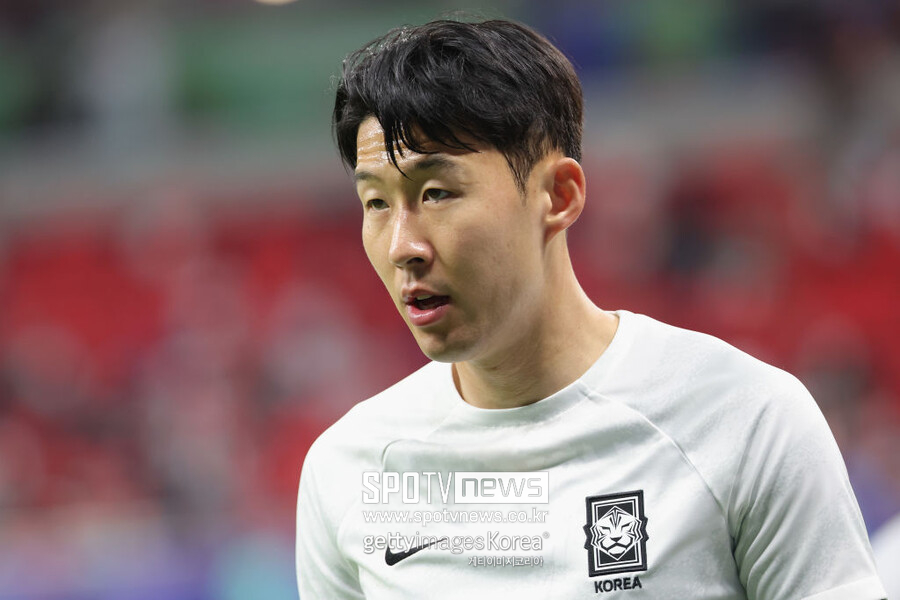 ▲ 졸전 끝에 요르단전에서 패한 후, 축구 팬들에게 연신 사과하는 모습을 보였다. 손흥민은 경기 후 진행된 인터뷰에서 "너무 속상하고 뭐라고 말씀을 드려야할지 모르겠다. 축구라는 스포츠는 이길 때도 있고 질 때도 있는 스포츠인데 저희가 부족해서 졌다. 요르단이 정말 잘 준비했고, 정말 칭찬을 받아야 한다고 생각한다"라고 운을 띄웠다.