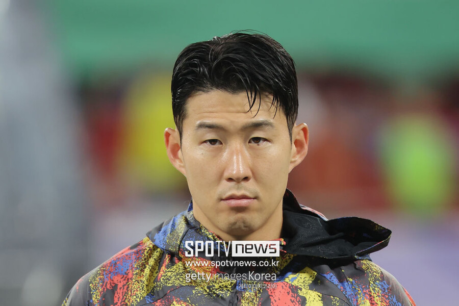 ▲ 졸전 끝에 요르단전에서 패한 후, 축구 팬들에게 연신 사과하는 모습을 보였다. 손흥민은 경기 후 진행된 인터뷰에서 "너무 속상하고 뭐라고 말씀을 드려야할지 모르겠다. 축구라는 스포츠는 이길 때도 있고 질 때도 있는 스포츠인데 저희가 부족해서 졌다. 요르단이 정말 잘 준비했고, 정말 칭찬을 받아야 한다고 생각한다"라고 운을 띄웠다.