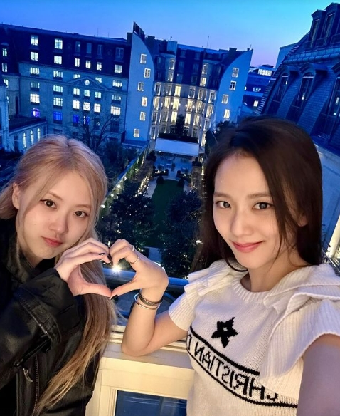 블랙핑크, 로제 생일에 더 끈끈하네…"우리 새 챕터 기대" 약속의 완전체