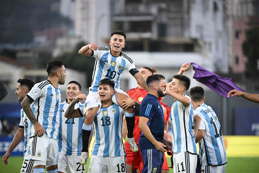 ▲ 아르헨티나 23세 이하(U-23) 축구대표팀이 12일 열린 2024 파리 올림픽 남자축구 남미예선 최종전에서 브라질을 1-0으로 꺾고 본선 진출에 성공했다. 아르헨티나는 와일드카드로 리오넬 메시를 고려하고 있어 눈길을 끈다. ⓒ연합뉴스/AFP